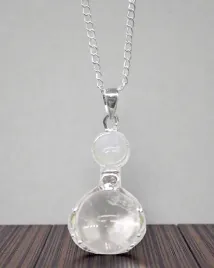 crystal-hands-wisior-uzdrawiajacych-dloni-z-kwarcu-gorskiego