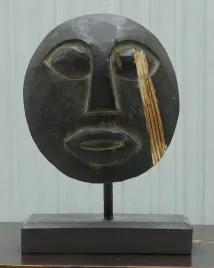 timorska-maska-straznik-przodkow-27x20-cm-czarna