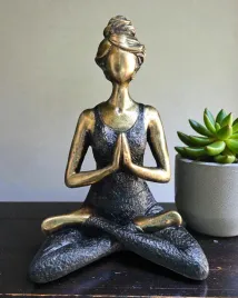 figurka-kobiety-24-cm-joga-zloto-czarna-sila