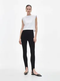 czarne-legginsy-z-paskiem-pod-stopa-reserved-xs
