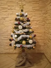 choinka-na-pniu-drzewko-bozonarodzeniowe-120-cm-piekna-ubrana-ozdobna