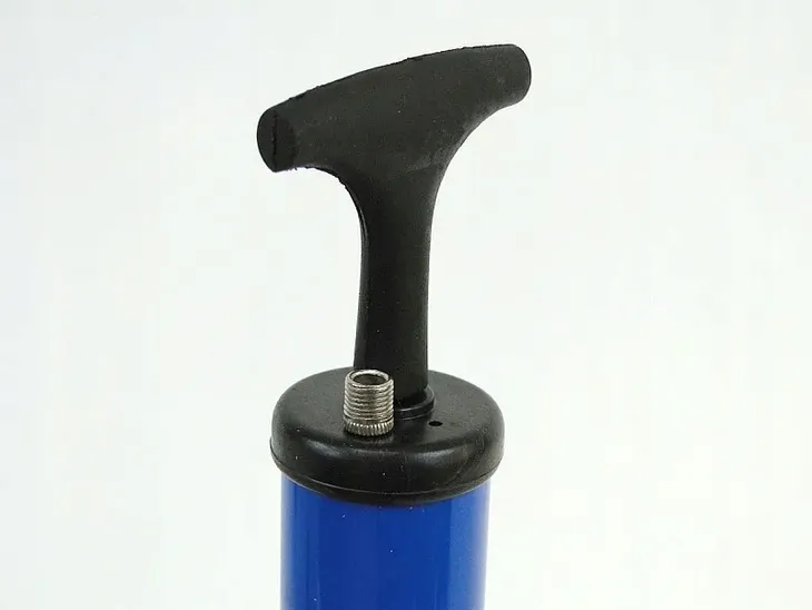 pompka-do-pilek-z-igla-29-cm-waga-z-opakowaniem-0-1-kg
