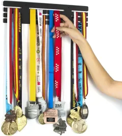wieszak-na-medale-sportowe-drewniany-scienny
