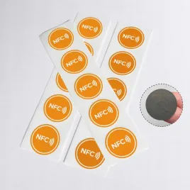 naklejka-nfc-pomaranczowa-z-bialym-napisem-antymetal-ntag213-o25-mm-10-szt
