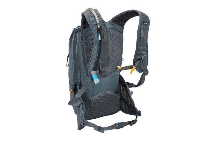 plecak-thule-rail-backpack-18l-szary-cechy-dodatkowe-buklak-mocowanie-kasku-pas-biodrowy-pas-piersiowy-pokrowiec-przeciwdeszczowy-system-h2o-system-wentylacji-plecow-system-wentylacji-szelek