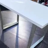 stol-srebrne-nogi-material-plyta-laminowana