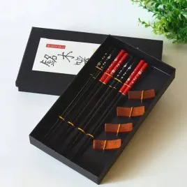 elegancki-zestaw-paleczek-do-sushi-z-podstawkami