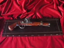 pistolet-skalkowy-wraz-z-drewniana-zawieszka-k1094-53