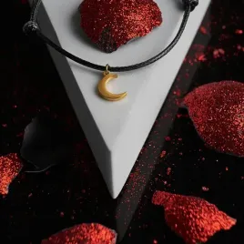 bransoletka-sznurkowa-z-zawieszka-sisi-sznurek-czarny-moon-gold