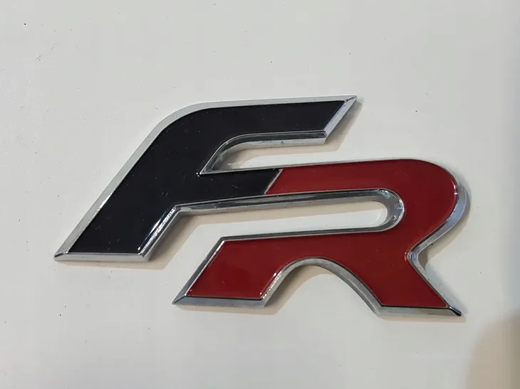 emblemat-seat-leon-06-napis-fr-stan-nowy-jakosc-czesci-zgodnie-z-gvo-o-oryginal-z-logo-producenta-samochodu-oe
