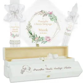 swieca-i-szatka-chrzest-personalizowana-pudelko-drewniane-biale-grawer-k
