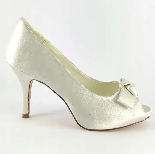 satynowe-buty-slubne-38-stan-nowy-kod-producenta-32515848