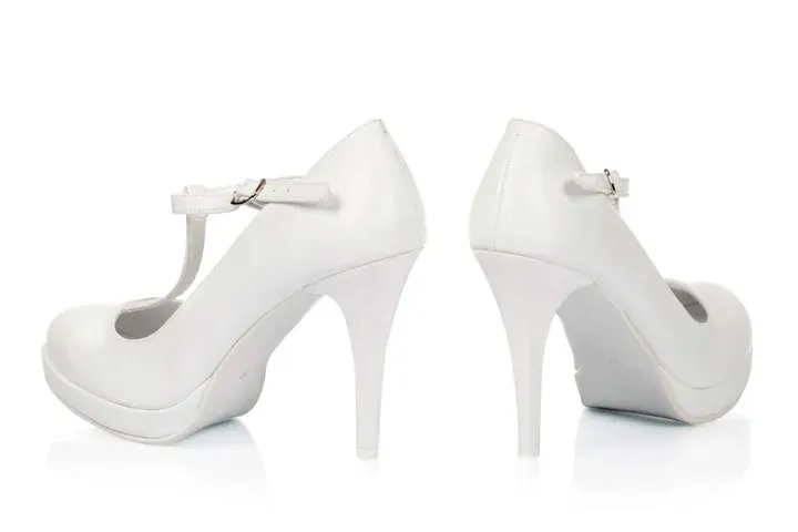biale-buty-slubne-na-platformie-z-paskami-36