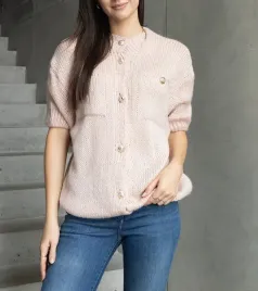 sweter-damski-rozowy-z-krotkim-rekawem-ozdobne-guziki