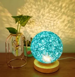 lampka-nocna-stolowa-biurkowa-led-rattanowa-kula-ze-sciemniaczem-niebieska