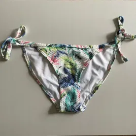 dol-od-stroju-kapielowego-majtki-od-bikini-w-kwiaty-new-look-l