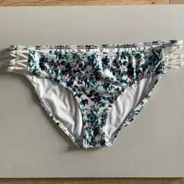 dol-od-stroju-kapielowego-majtki-od-bikini-w-kwiaty-wolf-and-whistle-l