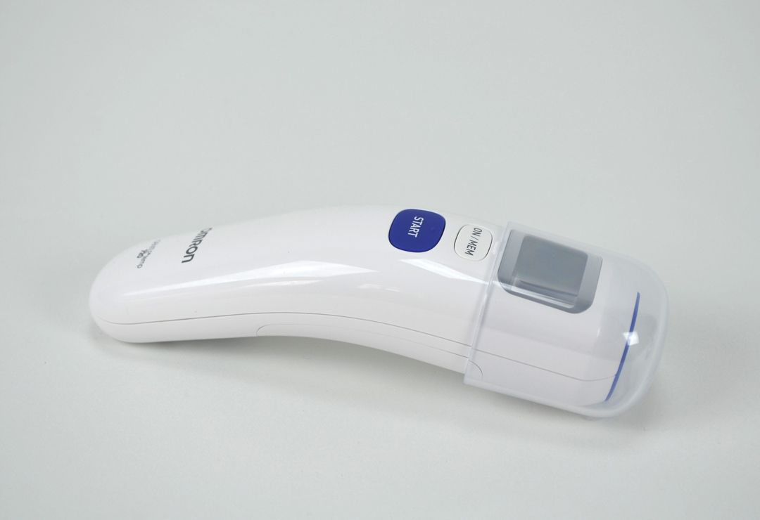 omron-gt720-termometr-bezdotykowy-dla-dzieci