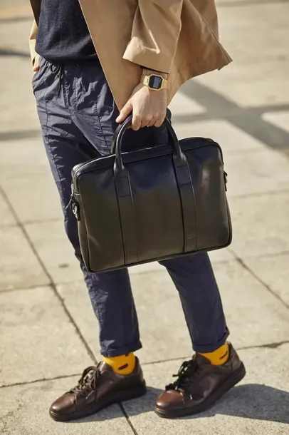 torba-na-laptopa-luxe-czarny-cechy-dodatkowe-na-ramie-z-miejscem-na-laptopa