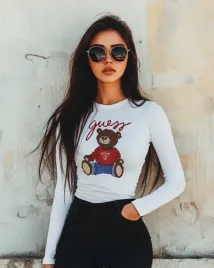 longsleeve-damski-guess-z-misiem-bialy-idealna-baza-do-stylizacji-hit-l