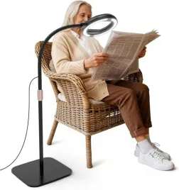 lampa-do-czytania-szycia-z-lupa-dla-seniorow-stojaca-2w1-led-regulowana
