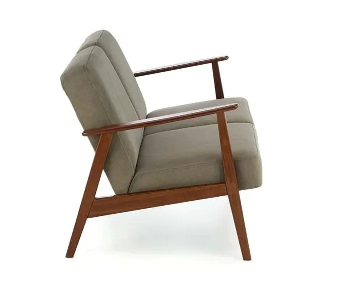 mala-oliwkowa-sofa-w-stylu-retro