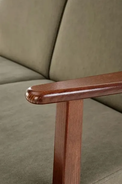 mala-oliwkowa-sofa-w-stylu-retro