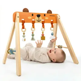 drewniany-stojak-edukacyjny-dla-niemowlat-baby-gym-z-motywem-misia-mama