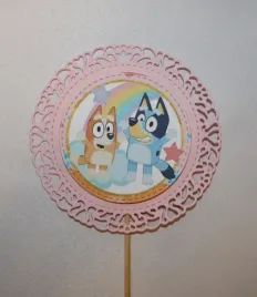 topper-na-tort-pieski-blu-i-bingo-bluey-psy-rozowy-na-urodziny-dziewczynki