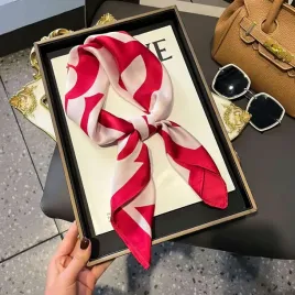 apaszka-chusta-z-nadrukiem-damska-chustka-jedwabna-szal-na-prezent-70x70cm
