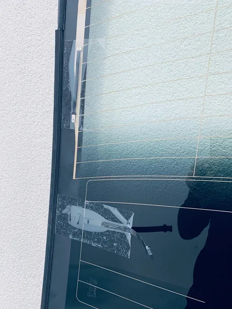 szyba-tylna-w-klape-tesla-3-2021-stan-nowy