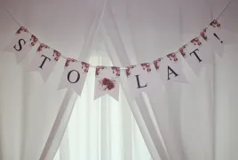 girlanda-banner-na-urodziny-kwiaty-bordowe-roze-sto-lat-urodzinowa