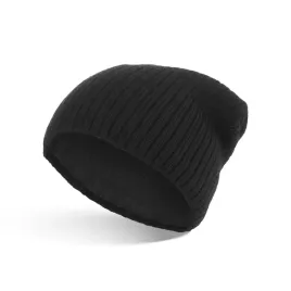 czapka-zimowa-damska-czarna-uniwersalna-z-pomponem-klasyczna-z-polarem