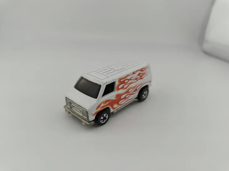 hot-wheels-super-van-flames-blackwalls