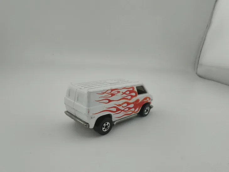 hot-wheels-super-van-flames-blackwalls-stan-nowy
