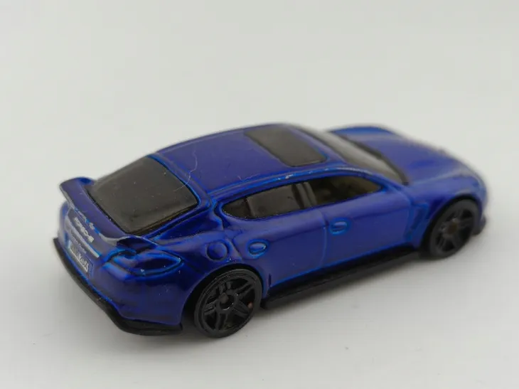 hot-wheels-porsche-panamera-stan-nowy