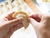 foremka-maszyna-do-pierogow-uszek-kolor-bialy