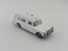 matchbox-lesney-mercedes-benz-binz-ambulance-przemalowany