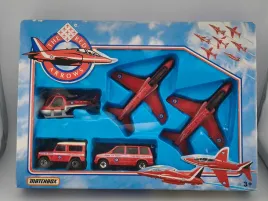 mc24-matchbox-gift-set-the-red-arrows-land-rover-90-caravan-boxed