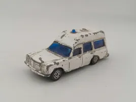 corgi-mercedes-benz-220d-binz-ambulance