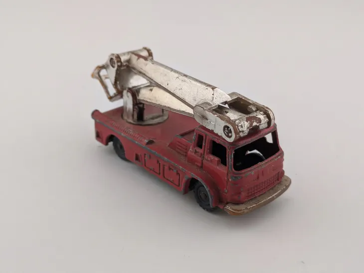 husky-simon-snorkel-fire-engine