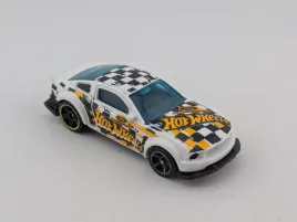 hot-wheels-2005-ford-mustang-gt