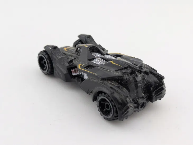 hot-wheels-batman-arkham-knight-batmobile-stan-nowy