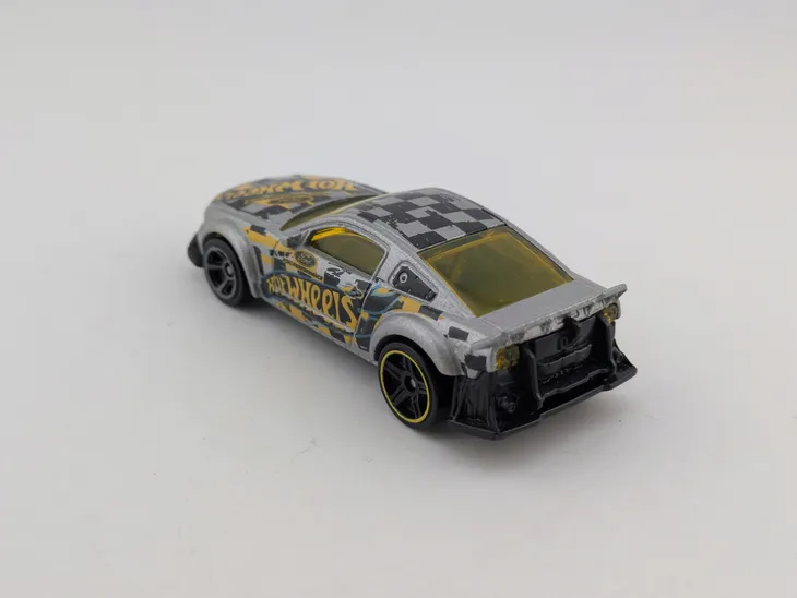 hot-wheels-2005-ford-mustang-stan-nowy