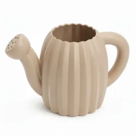 kompaktowa-konewka-bezowa-do-roslin-domu-o-minimalistycznym-designie