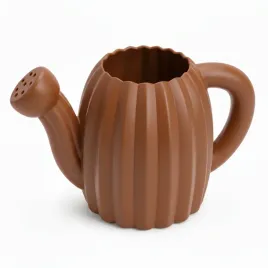 kompaktowa-konewka-brazowa-do-roslin-domu-o-minimalistycznym-designie
