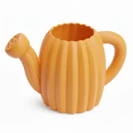 kompaktowa-konewka-pomaranczowa-do-roslin-domu-o-minimalistycznym-designie