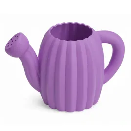 kompaktowa-konewka-fioletowa-do-roslin-domu-o-minimalistycznym-designie