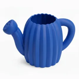 kompaktowa-konewka-niebieska-do-roslin-domu-o-minimalistycznym-designie
