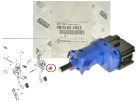 czujnik-wlacznik-swiatla-stop-bn7n-66-490a-oe-mazda-cx-3-cx-5-cx-9-mazda3